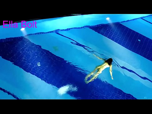 ❤️ Non podo deixar de mirar, unha moza loira que é sorprendida nadando espida na piscina do resort ELLA BOLT Porno duro na pornografía gl.sitevox.top ❤